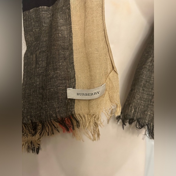 BURBERRY - 100% Linen scarf/wrap. Classic colors of Tan/Black/Red - Picture 6 of 7
